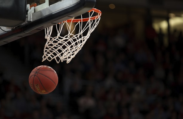 NBA总决赛关键第七场比赛激烈对抗瞬间